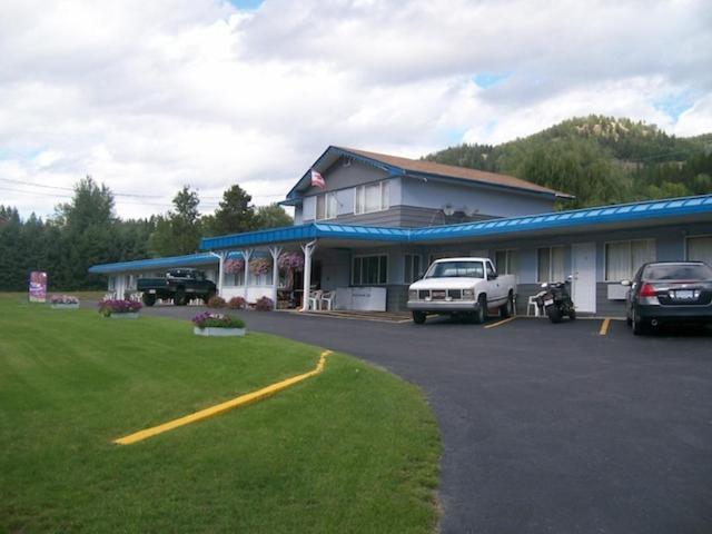 ein Gebäude mit davor geparkt in der Unterkunft Evening Star Motel in Greenwood