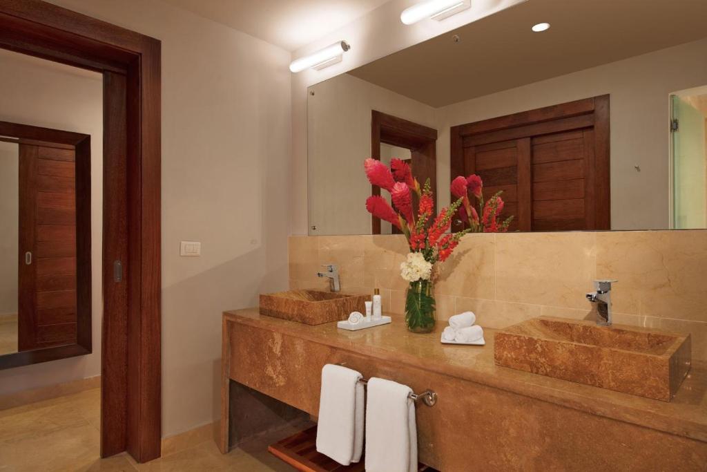 a bathroom with a sink and a large mirror at Dreams Dominicus La Romana Resort & Spa in Bayahibe