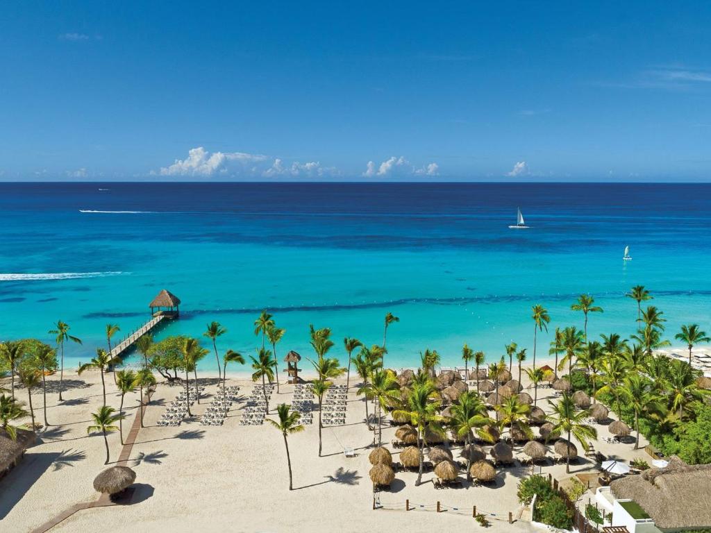 バヤイベにあるDreams Dominicus La Romana Resort & Spaの素晴らしいプンタ・カナ・リゾートのビーチの景色を望めます。