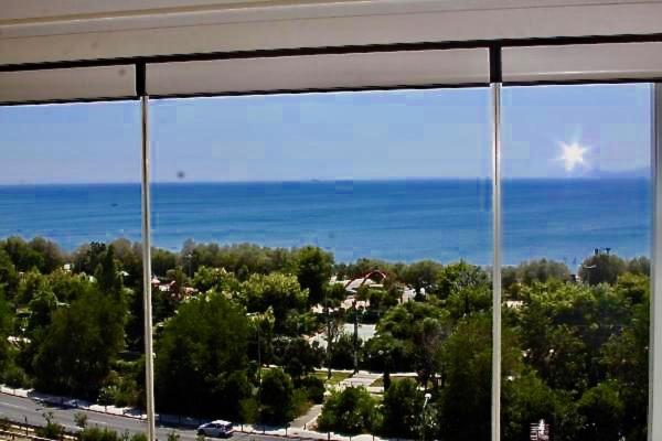 una ventana con vistas al océano en Sea horizon penthouse flat, en Atenas