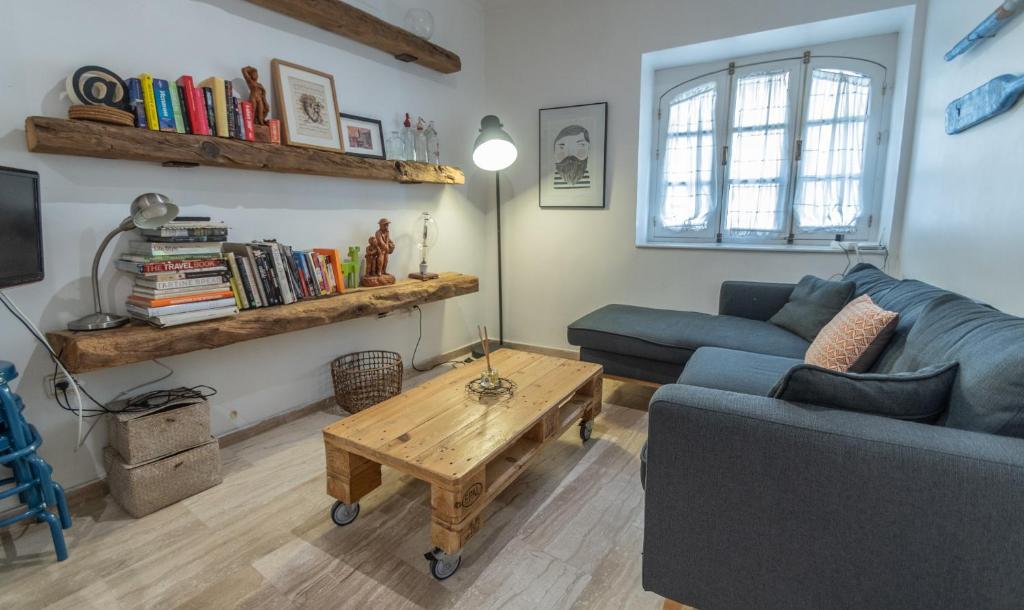 een woonkamer met een bank en een salontafel bij Apartamento del Pescador de Cádiz in Cádiz