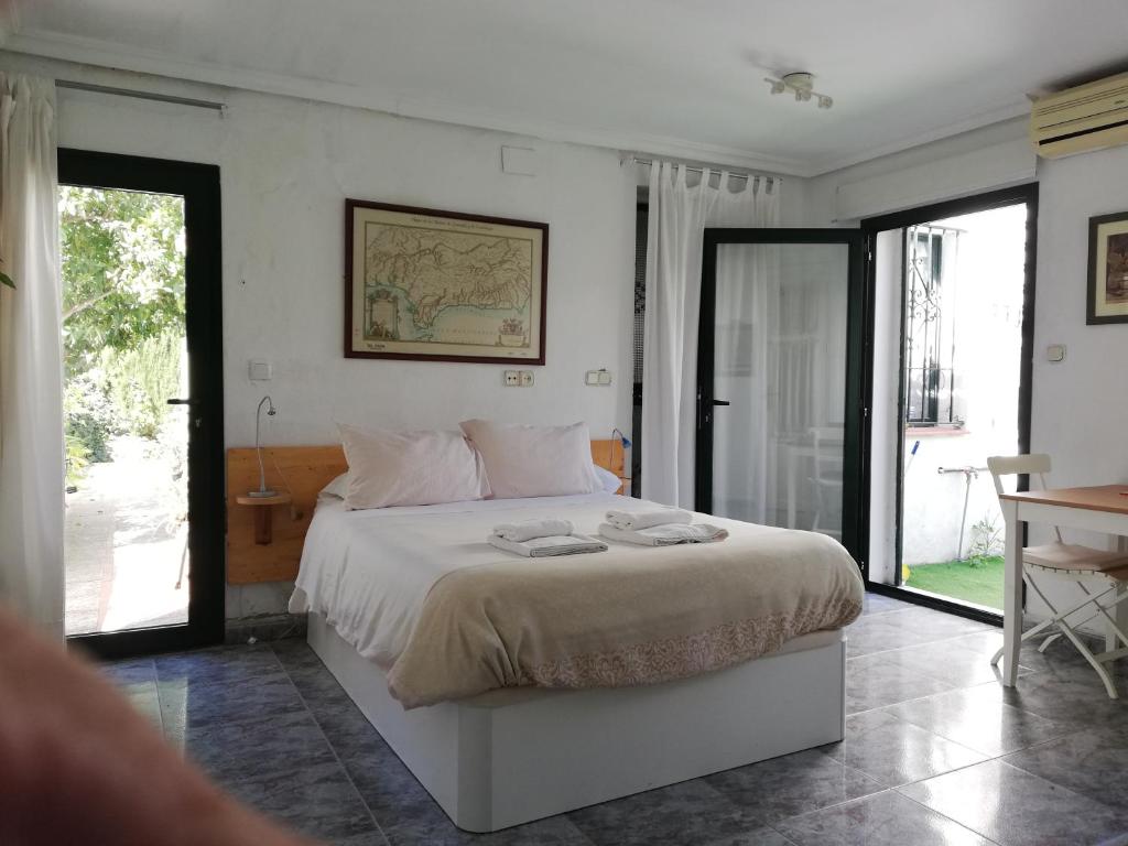 セビリアにあるHeliópolis IIのベッドルーム(大きな白いベッド1台、ガラスのスライドドア付)