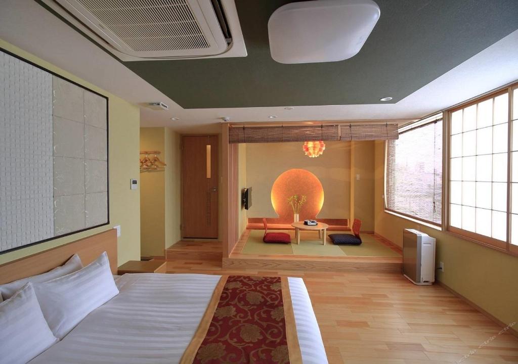1 dormitorio con cama, sofá y mesa en Arakawa-ku - Hotel / Vacation STAY 21933 en Tokio