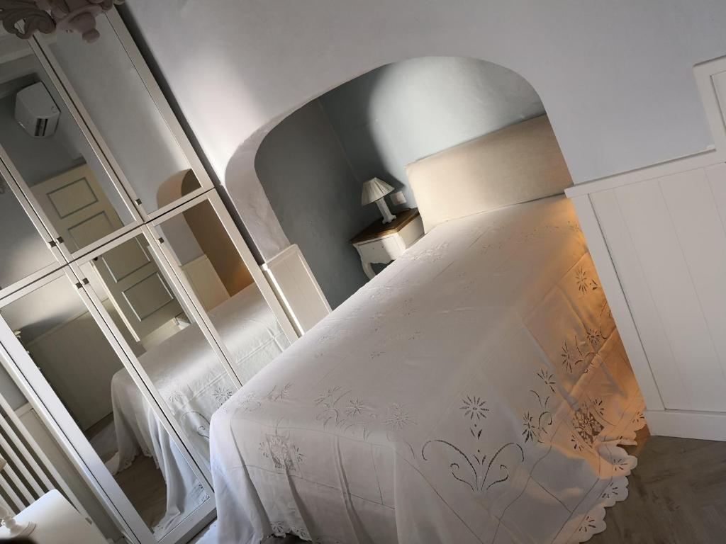 una camera da letto con un letto con copriletto bianco di AcquaMarina a Monopoli