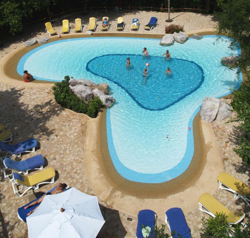 Bazén v ubytování The Sunset Village -SHA PLUS CERTIFIED nebo v jeho okolí