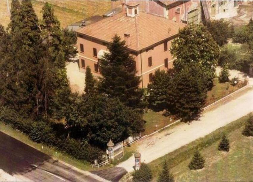uma vista superior de uma casa grande com árvores em B & B le querce di Marco CAMERA VERDE em San Prospero 