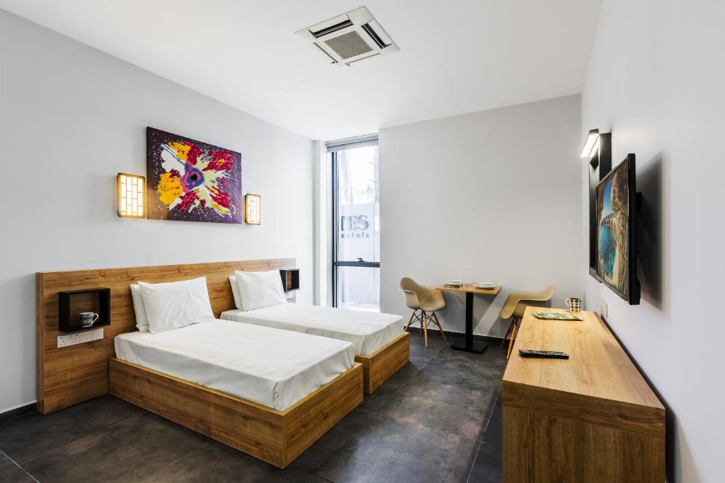 G Suites Luxury Rentals في Lefkosa Turk: غرفة نوم فيها سرير ومكتب