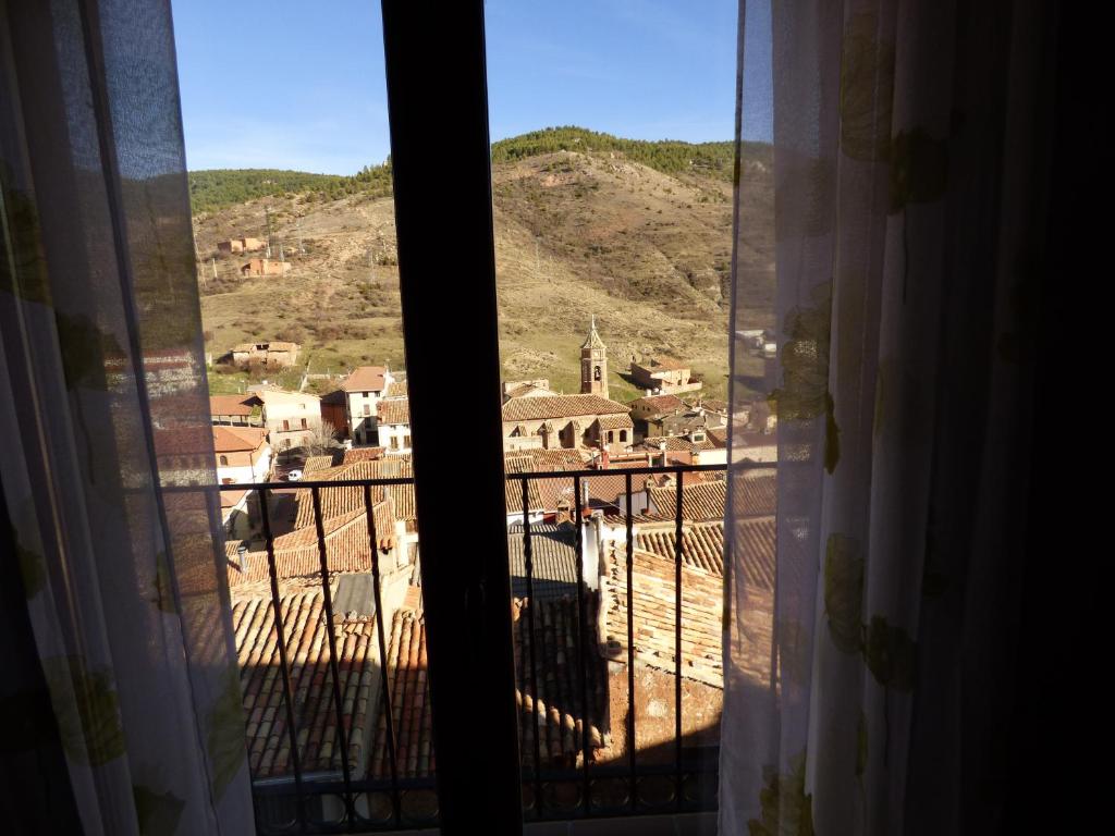 Blick auf das Dorf aus dem Fenster in der Unterkunft Apartamento Las Eras in Camarena de la Sierra