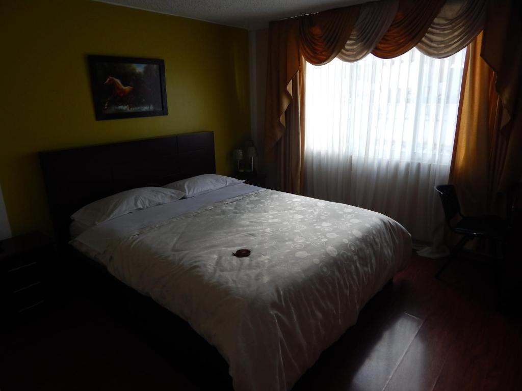 Postel nebo postele na pokoji v ubytování Hostal El Roble