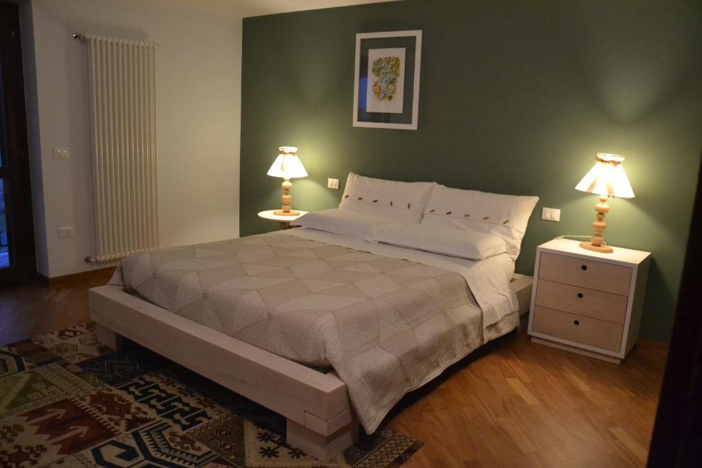 una camera con un letto e due comodini con lampade di B&B Cherry Season a Lanciano