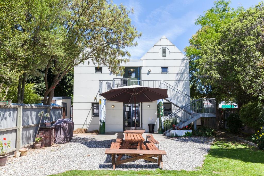 Κήπος έξω από το Around The World Backpackers