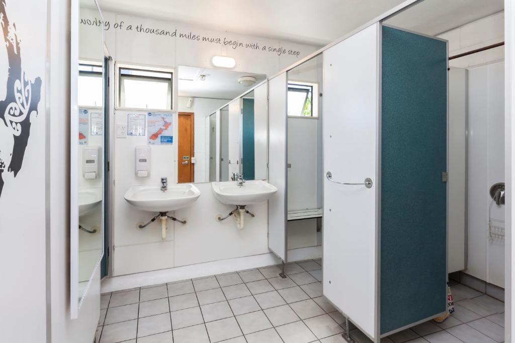 Around The World Backpackers - Resim 29