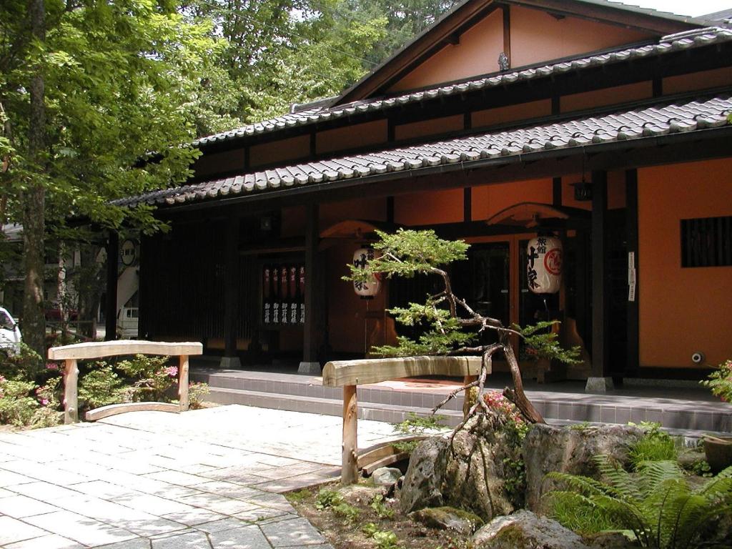 una casa con dos bancos delante en Kanouya, en Omachi