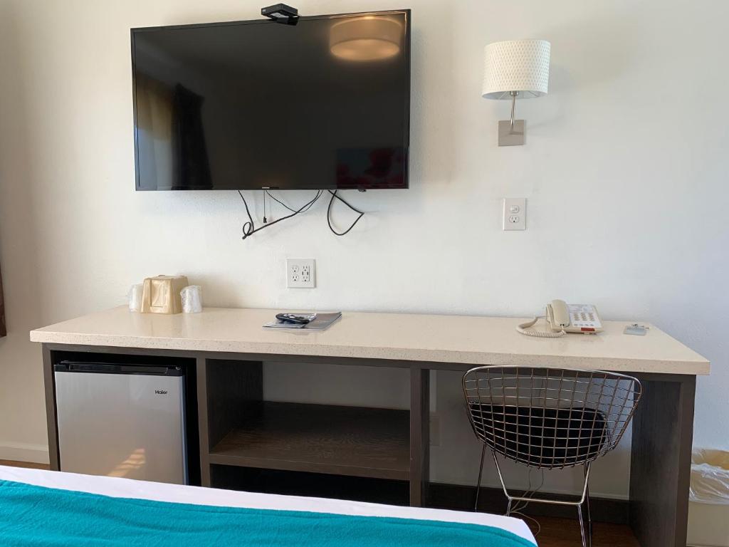 Sandyland Reef Inn - Queen Room