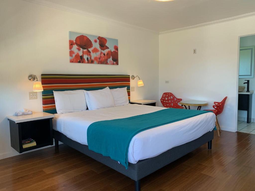 Sandyland Reef Inn - King Room