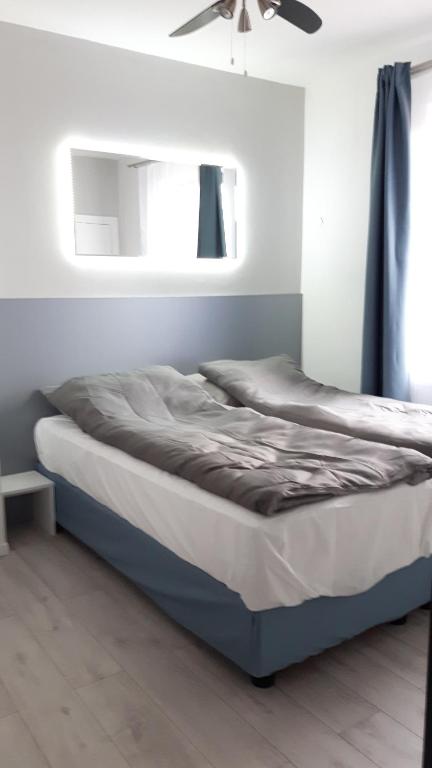 Bett in einem Zimmer mit Deckenventilator in der Unterkunft KOMFORT PLUS in Babice Nowe
