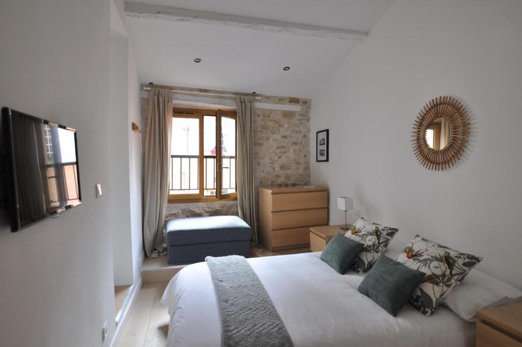 アンティーブにあるSplendid one-bedroom apartment -StayInAntibes- Picasso 3の白いベッドルーム(ベッド1台、窓付)