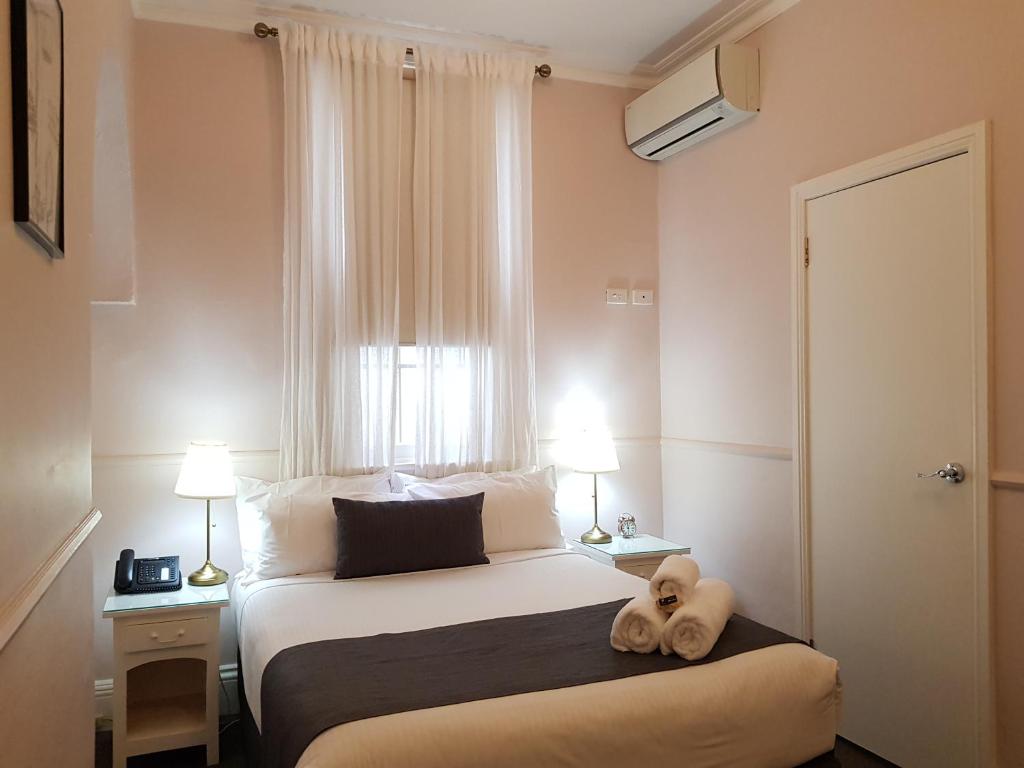 Postel nebo postele na pokoji v ubytování The Hughenden Boutique Hotel