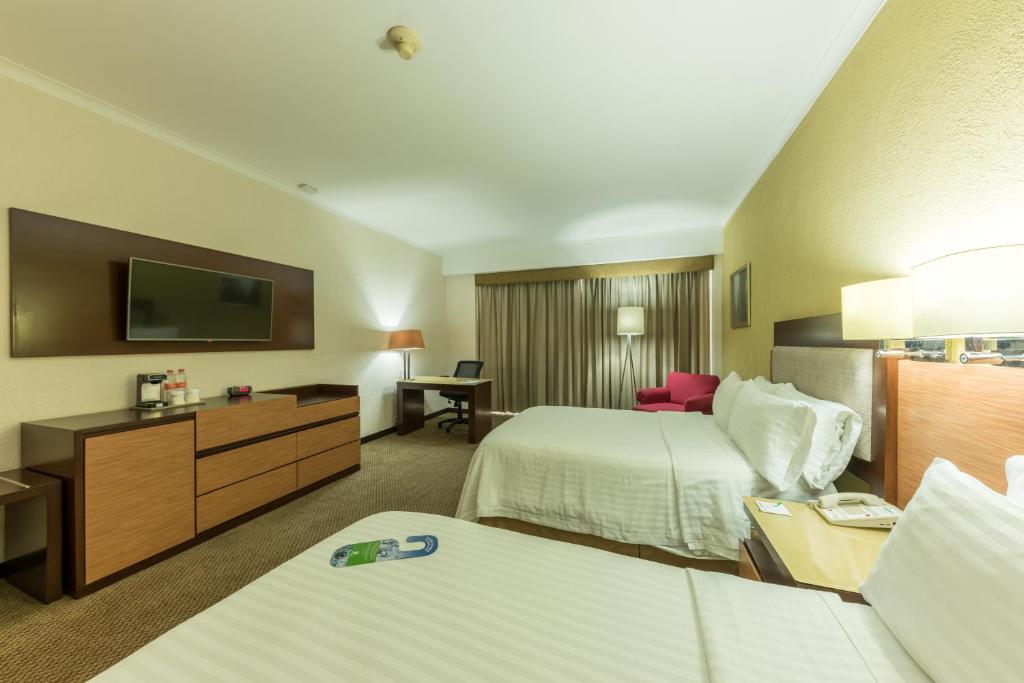 Postel nebo postele na pokoji v ubytování Holiday Inn Guadalajara Select by IHG