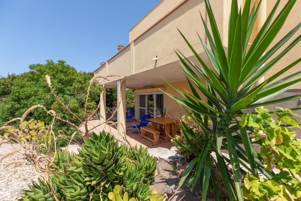 a house with a table and some plants at Appartamento del Cardellini in Santa Caterina