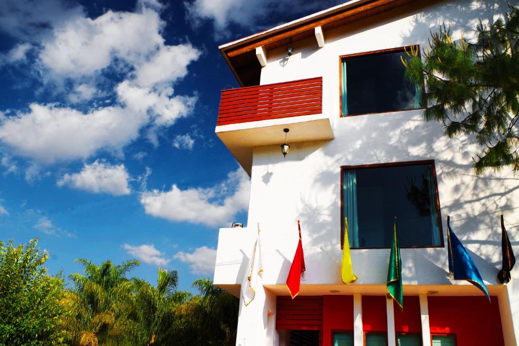 un bâtiment avec des drapeaux sur son côté dans l'établissement Torre del Conde, à Huasca de Ocampo