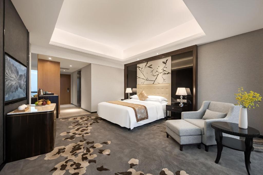 Postel nebo postele na pokoji v ubytování Huaqiang Plaza Hotel Shenzhen, Enjoy Complimentary Mini Bar & Night Snack, Add breakfast - enjoy complimentary afternoon tea