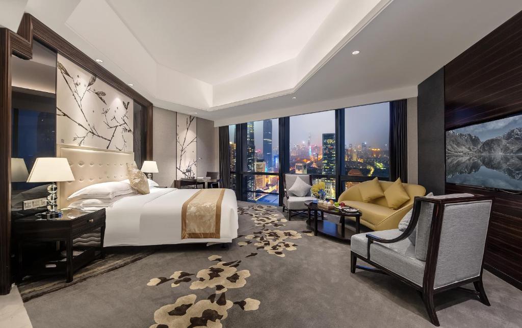Postel nebo postele na pokoji v ubytování Huaqiang Plaza Hotel Shenzhen, Enjoy Complimentary Mini Bar & Night Snack, Add breakfast - enjoy complimentary afternoon tea