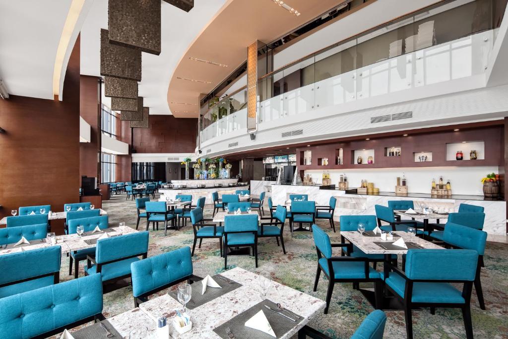Restaurace v ubytování Huaqiang Plaza Hotel Shenzhen, Enjoy Complimentary Mini Bar & Night Snack, Add breakfast - enjoy complimentary afternoon tea