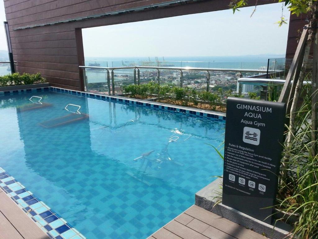 Bazén v ubytování Woodsbury Suites 7722 Butterworth Penang nebo v jeho okolí