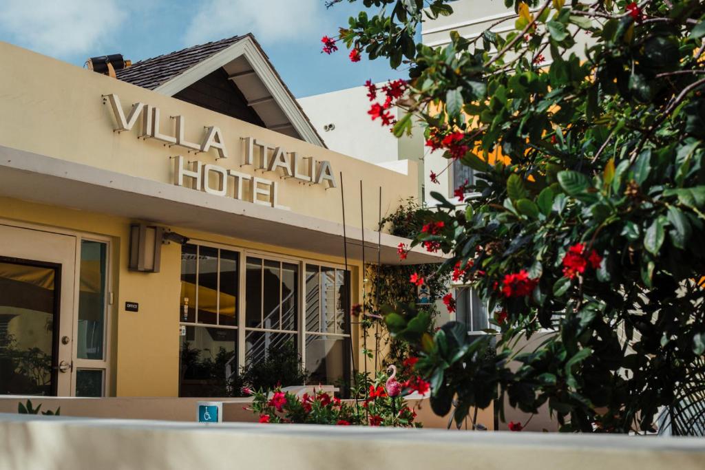 Villa Italia South Beach في ميامي بيتش: مبنى عليه لافته مكتوب عليها فيلا via hotel