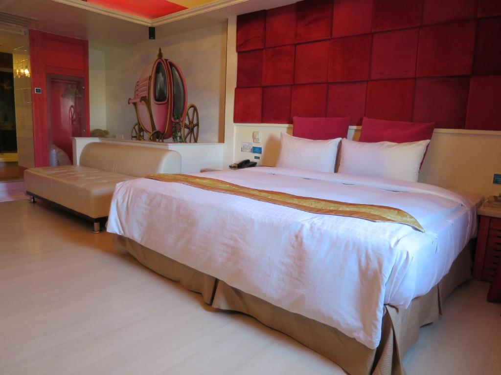 sypialnia z dużym łóżkiem z czerwoną ścianą w obiekcie 荷蘭洋行-寵物友善塩水燈會井仔腳塩田 w mieście Xuejia