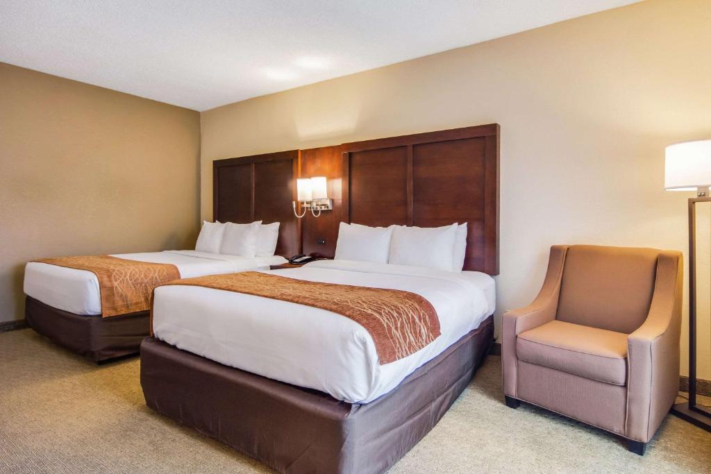 A bed or beds in a room at Comfort Inn Roswell-Dunwoody