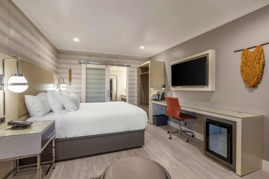 A television and/or entertainment centre at Bluestem Hotel Torrance Los Angeles, Ascend Hotel Collection