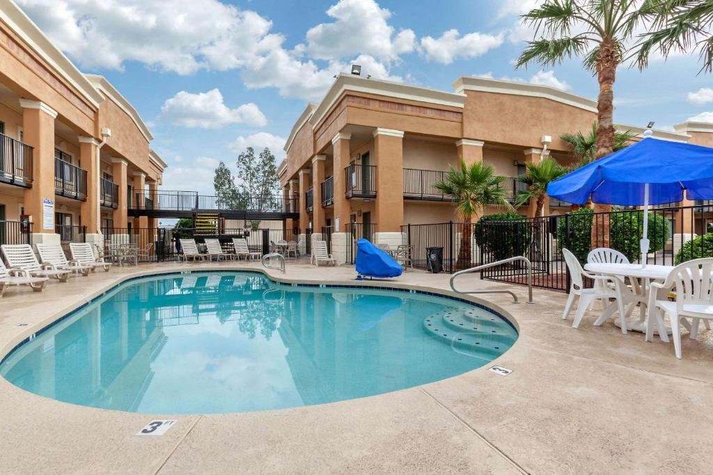 Bazén v ubytování Quality Inn & Suites near Downtown Mesa nebo v jeho okolí