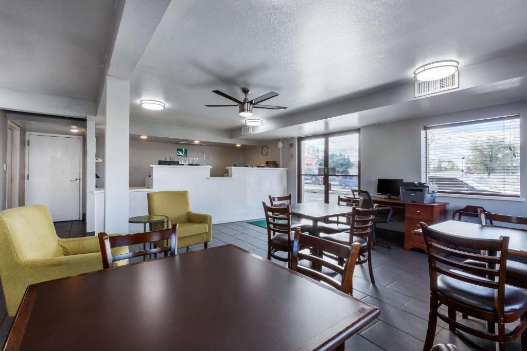 Posezení v ubytování Quality Inn & Suites near Downtown Mesa