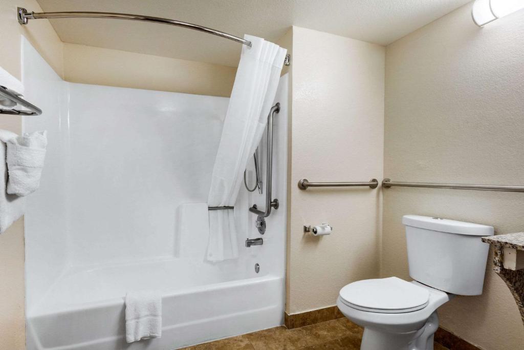 Koupelna v ubytování Quality Inn & Suites near Downtown Mesa