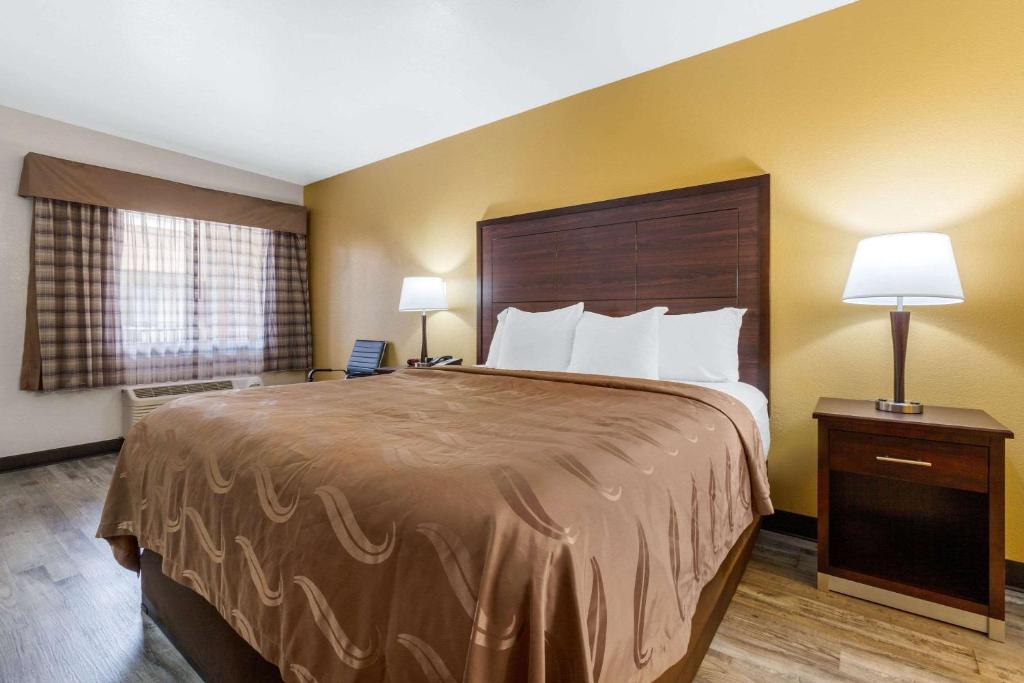 Postel nebo postele na pokoji v ubytování Quality Inn & Suites near Downtown Mesa