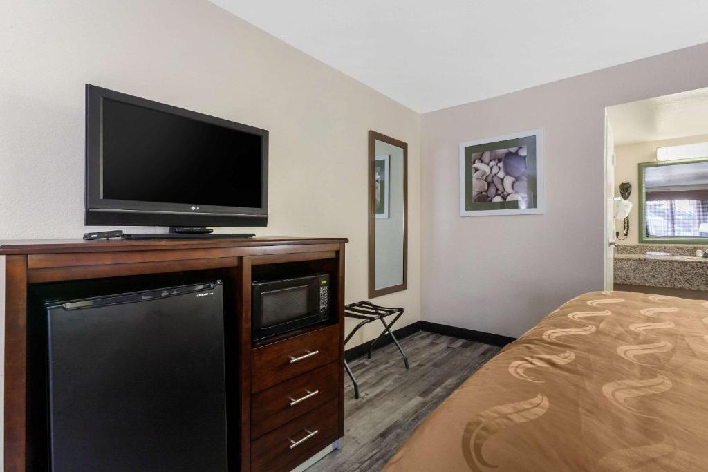 TV a/nebo společenská místnost v ubytování Quality Inn & Suites near Downtown Mesa