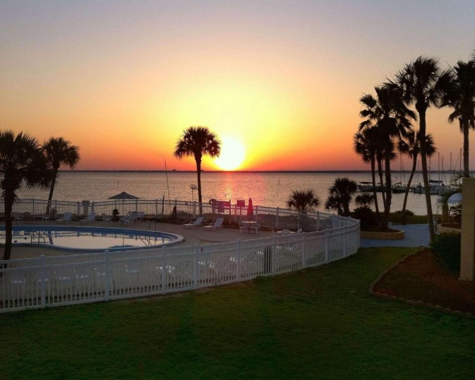 Quality Inn & Suites Gulf Breeze Bayside near Pensacola Beach photo