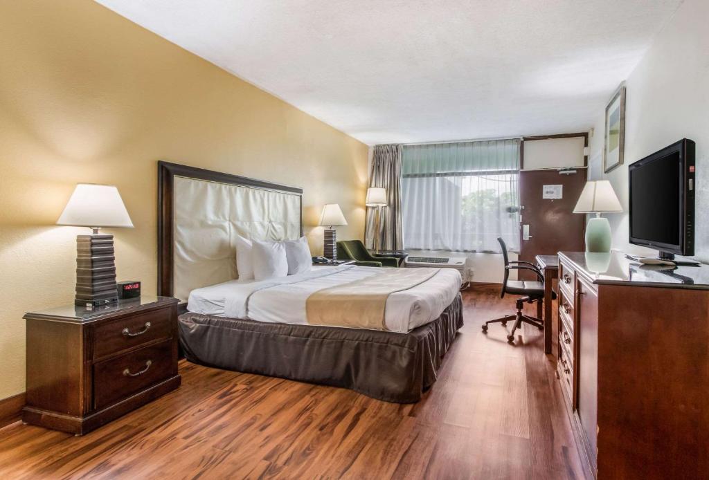 Quality Inn Boca Raton University Area - King Room - Non-Smoking