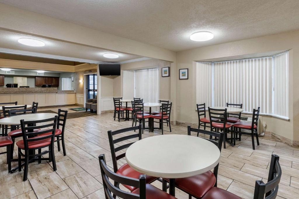 Quality Inn & Suites Des Moines - Merle Hay Road photo