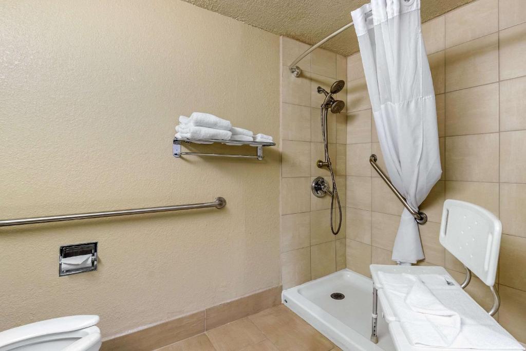 Quality Inn & Suites Des Moines - Merle Hay Road photo