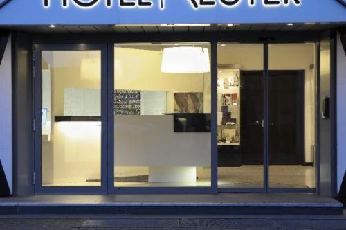 a window of a store with a sign on it at Hotel Restaurant Reuter in Rheda-Wiedenbrück