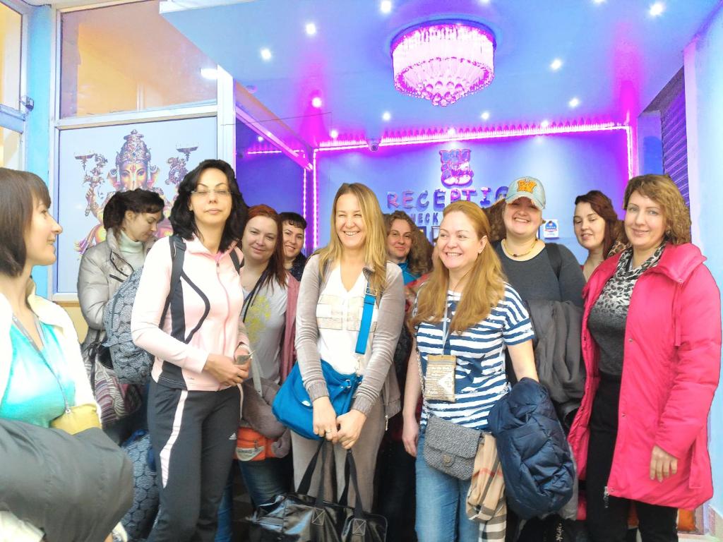 un grupo de mujeres posando para una foto en una habitación en Hotel Ganesha, en Varanasi