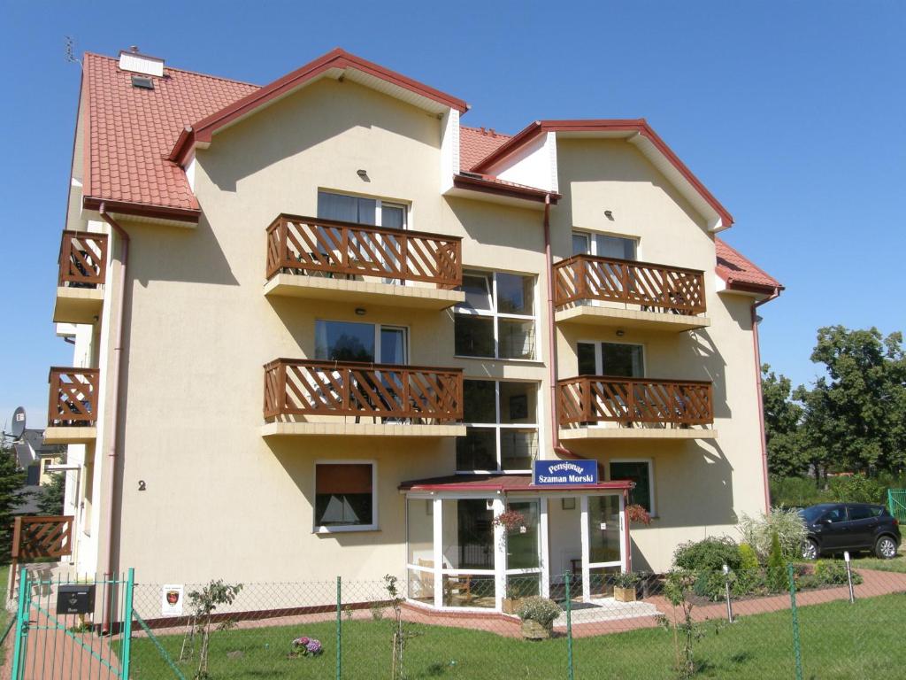 un gran edificio de apartamentos con balcones. en Szaman Morski en Jastrzębia Góra