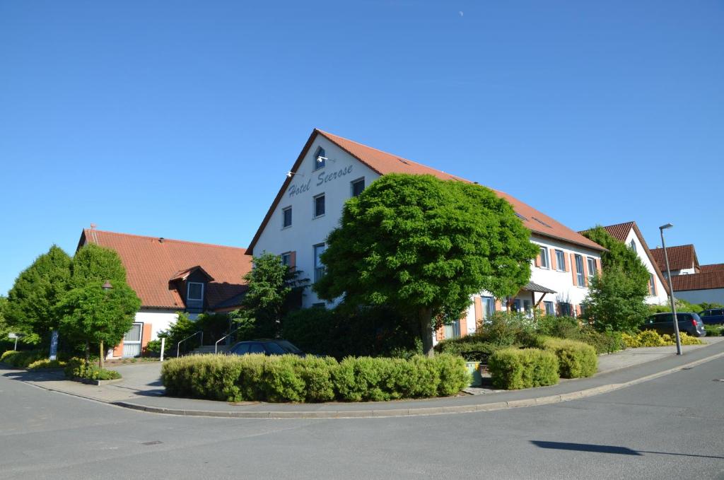 um edifício ao lado de uma rua em Landhotel Seerose em Langenzenn