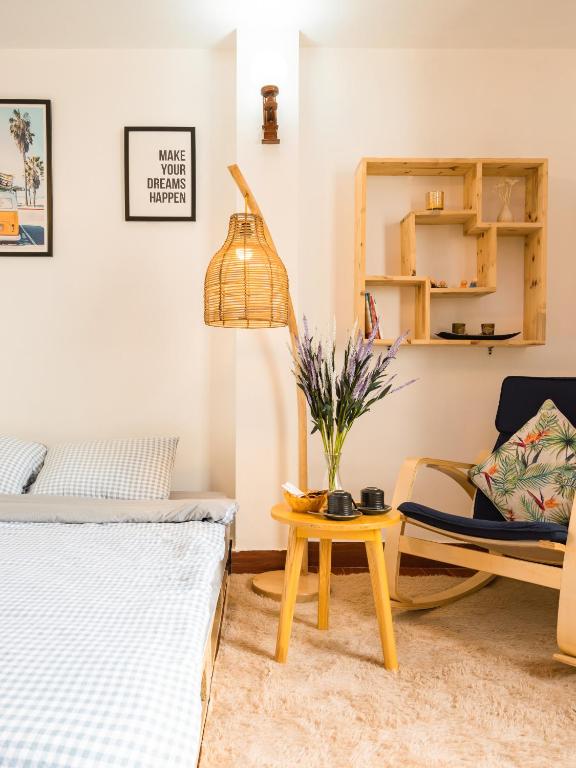 Uma cama ou camas num quarto em La Ava’s Home