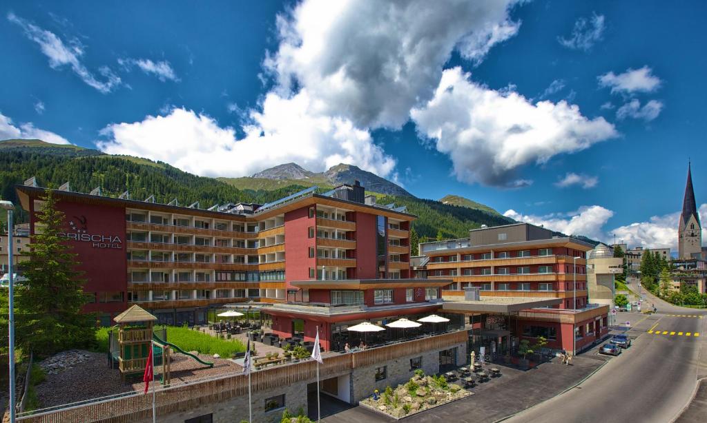un hotel con una montaña en el fondo en Grischa - Das Hotel Davos, en Davos