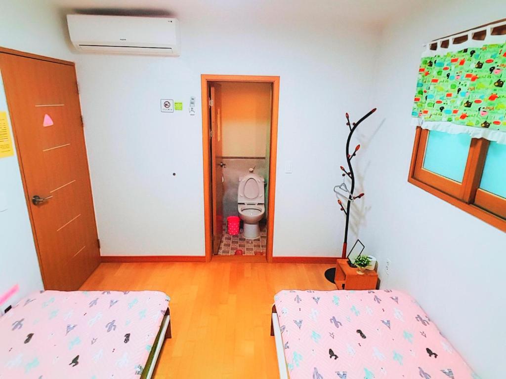 Postel nebo postele na pokoji v ubytování Tongyeong One Guesthouse