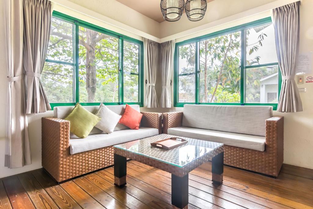 a living room with a couch and a table at Ville Greensward in Taitung City